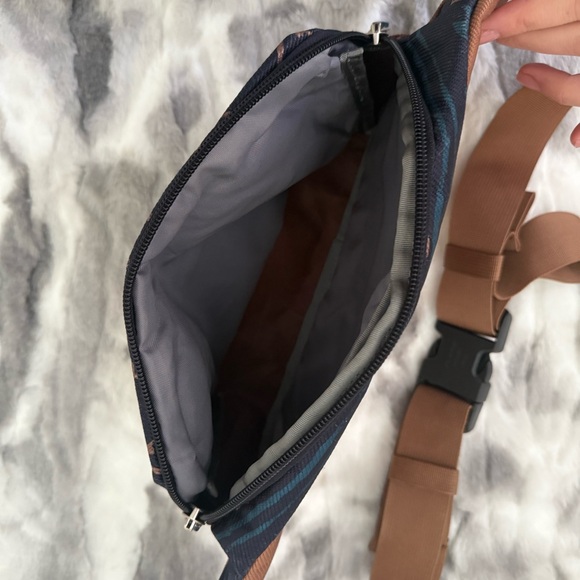 The North Face Tan and Navy Crossbody Fanny Pack Bag - Picture 5 of 5